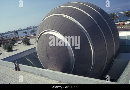 Observatoire astronomique à l'avant de la bibliothèque d'Alexandrie, Egypte Banque D'Images