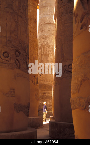 Touriste étranger dans la salle hypostyle du Temple de Karnak, Egypte Banque D'Images