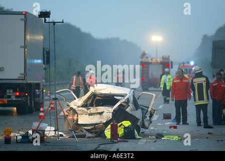 DEU, République fédérale d'Allemagne, Ladenburg, 22.06.2002 : Accident sur l'A6 dans le brouillard du matin entre le triangle Viernheim Banque D'Images