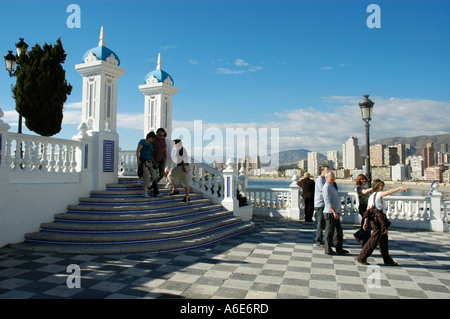 Les touristes sur une plate-forme d'observation, balcon de la Méditerranée, Benidorm, Costa Blanca, Espagne Banque D'Images