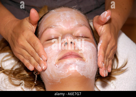 Jeune femme se détend à un traitement cosmétique, d'hygiène, de bien-être Banque D'Images