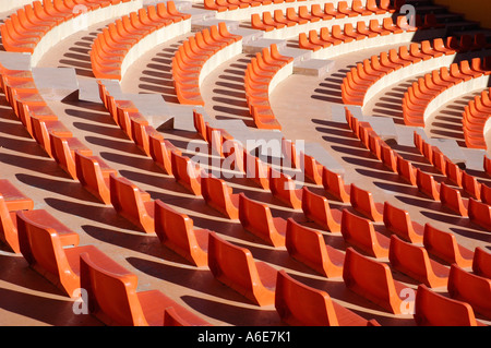 Des rangées de chaises vides , orange, Calpe, Costa Blanca, Espagne Banque D'Images