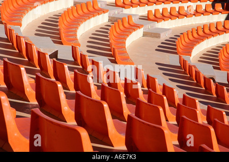 Des rangées de chaises vides , orange, Calpe, Costa Blanca, Espagne Banque D'Images