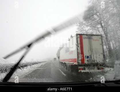 Chariot sur une autoroute allemande mouillé et glissant derrière une voiture de l'essuie-glace de pare-brise Banque D'Images