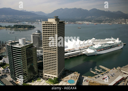 La maison d'édition de la Province et les immeubles de bureaux en face de l'hôtel Pan Pacific situé dans le port de Vancouver Banque D'Images