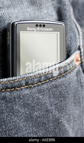 Téléphone portable Sony Ericsson à l'intérieur d'une poche de pantalon jeans Banque D'Images