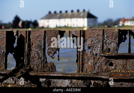 Les défenses maritimes rouillés à Bawdsey Ferry dans le Suffolk, UK. Banque D'Images