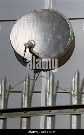 Antenne satellite de télévision numérique sur un immeuble commercial à Woodbridge, Suffolk, UK. Banque D'Images