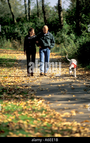 Couple walking dog Washington Banque D'Images