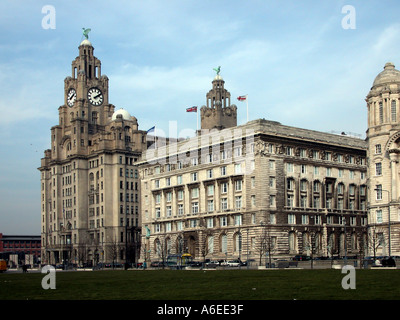 Le Royal Liver Building à gauche et la Cunard Building at Liverpool s Pier Head surplombant la Rivière Mersey Banque D'Images