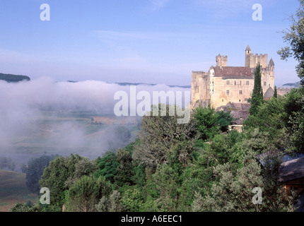 Château de Beynac château français Dordogne en France de la brume et des nuages bas clearing pour révéler la Dordogne & paysage campagne terres agricoles sous ciel bleu Banque D'Images