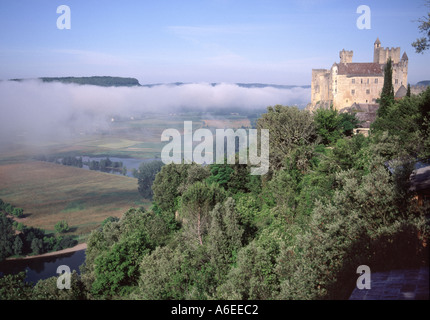 Château de Beynac château français Dordogne en France de la brume et des nuages bas clearing pour révéler la Dordogne & paysage campagne terres agricoles sous ciel bleu Banque D'Images