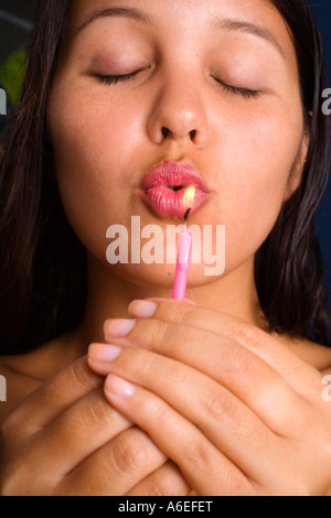 Une jeune femme souffle une bougie Banque D'Images