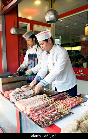 Chinois CHINE Pékin chefs préparer différentes viandes d'organe et de petits oiseaux sur prêt pour griller les brochettes brochettes de Banque D'Images