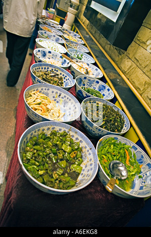 Chine Pékin grande variété de condiments a offert de mettre sur plats de nouilles servies dans les fast food restaurant de nouilles à Beijing Banque D'Images