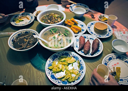 Chine SIMATAI style familiale repas servi à l'établissement country inn restaurant dans village rural près de la Grande Muraille de Chine Banque D'Images