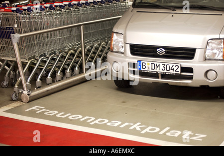 Petite voiture sur ladies' espace de stationnement dans un parking souterrain Banque D'Images