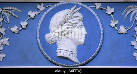 Plaque wedgewood bleu blanc poterie céramique antique fable secours scene Banque D'Images