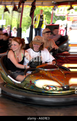 Les jeunes filles s'amusant sur le dodgems à un champ de foire. Banque D'Images