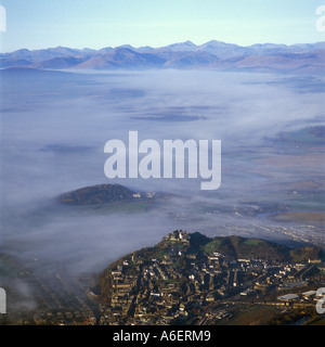 La brume qui entoure le château de Stirling en Écosse vue aérienne Banque D'Images
