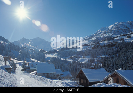 Vue générale des chalets dans la station de ski de Méribel Les Allues, dans le domaine des Trois vallées des Alpes Françaises Banque D'Images