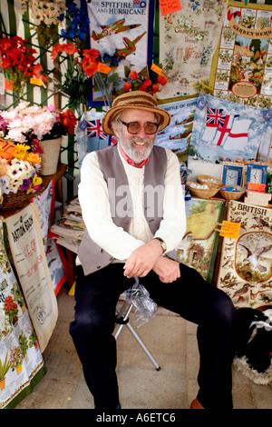 Portrait d'une échoppe de marché habillé coloré t-Vente porte-serviettes Banque D'Images