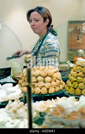 'Paris France multiculturelle de bord dans des pâtisseries algériennes Oberkampf salon 'La Combe de Kenza" Djiriates Desserts Portrait d'affaires Banque D'Images