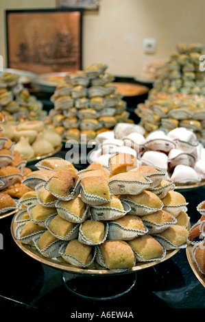 Paris France magasins 'les pâtisseries algériennes' 'la Baque de Kenza' détail Djiriates dessert sur présentation, produits halal Banque D'Images