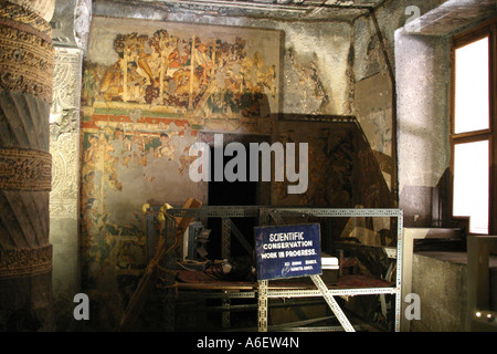 Restauration des peintures murales dans la grotte n°2(Mahajanaka cave ) à l'Ajanta grottes,Maharashtra Inde Banque D'Images