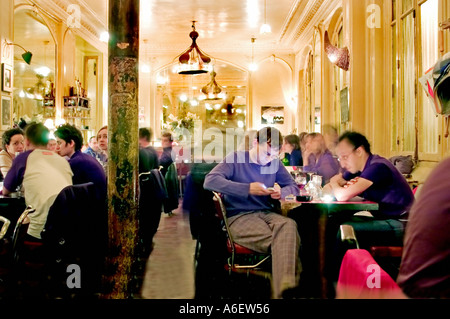 Paris, France, foule jeunes partageant des boissons, aux tables, Café Bar Bistro Restaurant, soirée 'le Cannibale » Banque D'Images