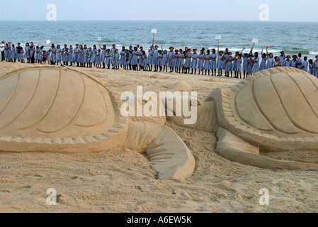 Sculptures de sable géantes mettre l'option les tortues olivâtres campagne sur la plage de Puri, Orissa, Inde Banque D'Images