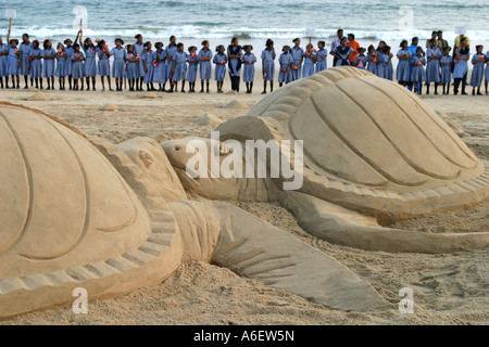 Sculptures de sable géantes mettre l'option les tortues olivâtres campagne sur la plage de Puri, Orissa, Inde Banque D'Images