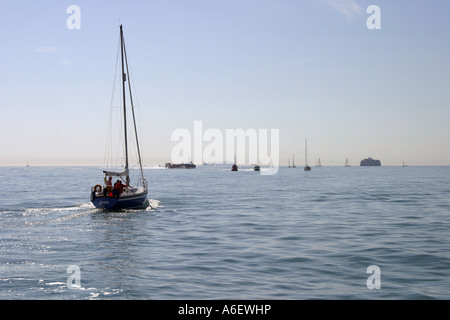 Un yacht de chefs dans le Solent, avec un fort et un aéroglisseur solent dans l'arrière-plan Banque D'Images