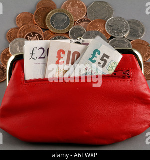 L'argent et un sac à main en cuir rouge Paiement changement lâche de l'argent et des pièces de couleur cuivre Royaume-uni Notes de la monnaie du royaume Banque D'Images