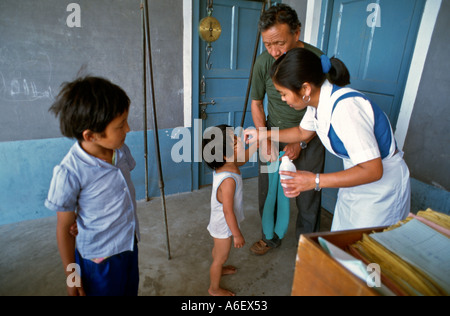 Enfants de réfugiés tibétains prennent des vaccins contre la poliomyélite dans la région de Dharamsala, N.Inde Banque D'Images