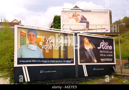 Élection du Parti affiche représentant l'infirmière de l'hôpital sur le site billboard ClearChannel à Crumlin Blaenau Gwent South Wales UK Banque D'Images