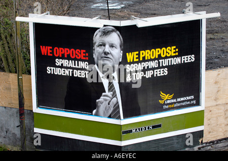 Affiche électorale des libéraux démocrates avec leur chef Charles Kennedy sur le site de jeune fille à Newport Gwent South Wales UK Banque D'Images