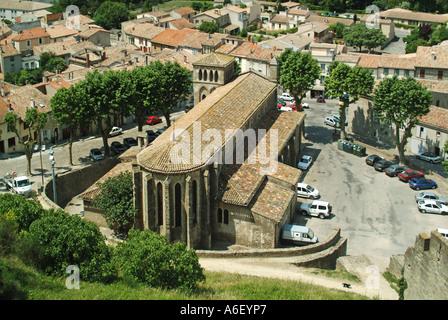 Depuis les remparts de la ville médiévale fortifiée de Carcassonne sur d'église et des toits de la partie de la ville dans la vallée. Banque D'Images