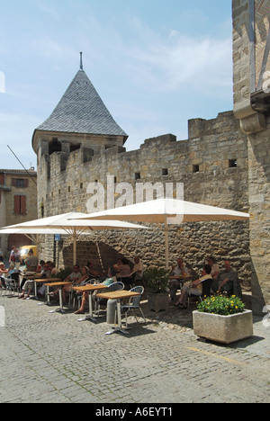 En été, les Français sont à l'ombre de la ville historique de Carcassonne, assis à l'extérieur, aux tables du bar en bord de trottoir, pour déguster des repas et des rafraîchissements en plein air français Banque D'Images