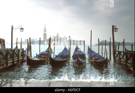 Gondoles attaché à la Piazzetta San Marco, la Place Saint Marc, Venise, Italie Banque D'Images