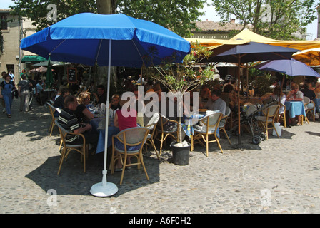 En été, les Français sont à l'ombre de la ville historique de Carcassonne, assis à l'extérieur, aux tables du bar en bord de trottoir, pour déguster des repas et des rafraîchissements en plein air français Banque D'Images