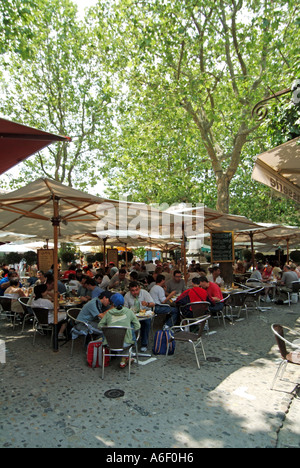 En été, les Français sont à l'ombre de la ville historique de Carcassonne, assis à l'extérieur, aux tables du bar en bord de trottoir, pour déguster des repas et des rafraîchissements en plein air français Banque D'Images