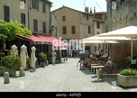 En été, les Français sont à l'ombre de la ville historique de Carcassonne, assis à l'extérieur, aux tables du bar en bord de trottoir, pour déguster des repas et des rafraîchissements en plein air français Banque D'Images