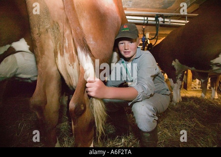 Gstaad, CHE, 23.07.2006 : Sur l'Alpage de 'Hintere Walig vache laitière' farmer Banque D'Images