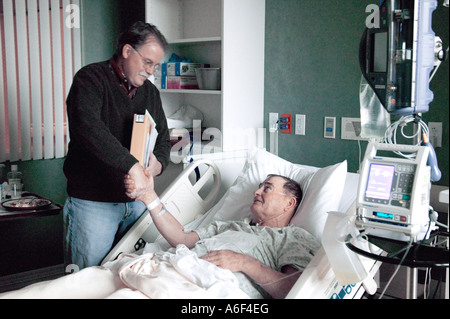 Visiter chirurgien patient après chirurgie de la hanche. Banque D'Images