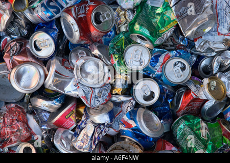 Les boîtes en aluminium broyé est entassé pour recyclage, Banque D'Images