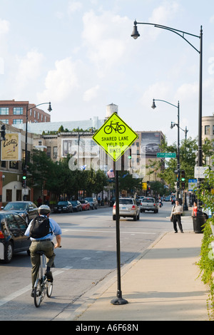 Chicago Illinois homme aller au travail en vélo sac à dos et casque cycliste dans la piste cyclable Greektown sur près de west side Banque D'Images