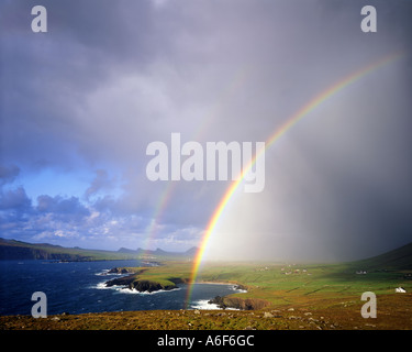 IE - comté de Kerry : Arc-en-ciel sur Ballyferriter Bay sur la péninsule de Dingle Banque D'Images