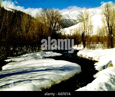 Écoulement d'eaux froides des grandes banques snowcovered Wood River au nord de la station de ski de Sun Valley dans l'Idaho Banque D'Images