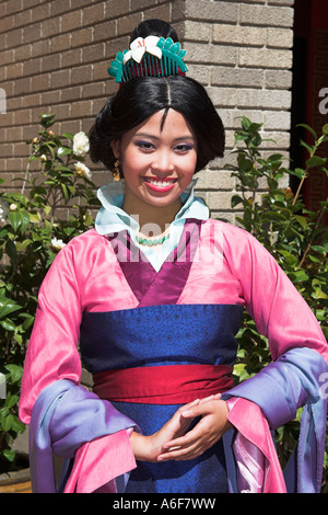 Belle femme chinoise en chinois l'article d'EPCOT Center, World Showcase, Disney World, Orlando, Floride, USA Banque D'Images